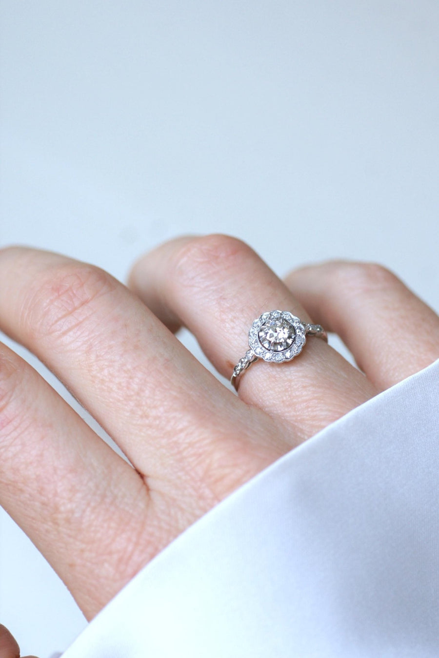 Art Deco Daisy Ring Diamonds on Platinum - Galerie Pénélope