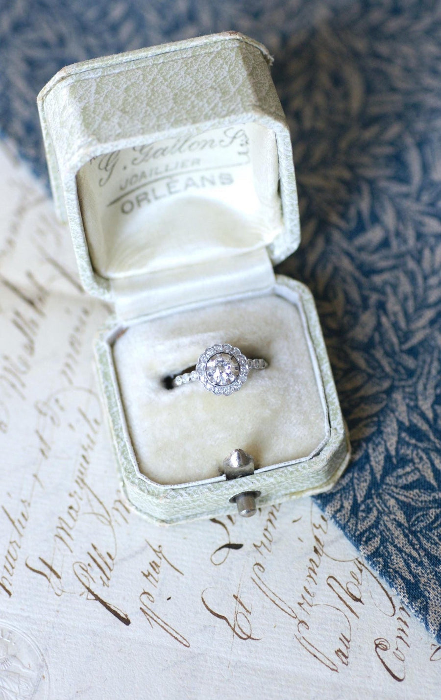 Art Deco Daisy Ring Diamonds on Platinum - Galerie Pénélope