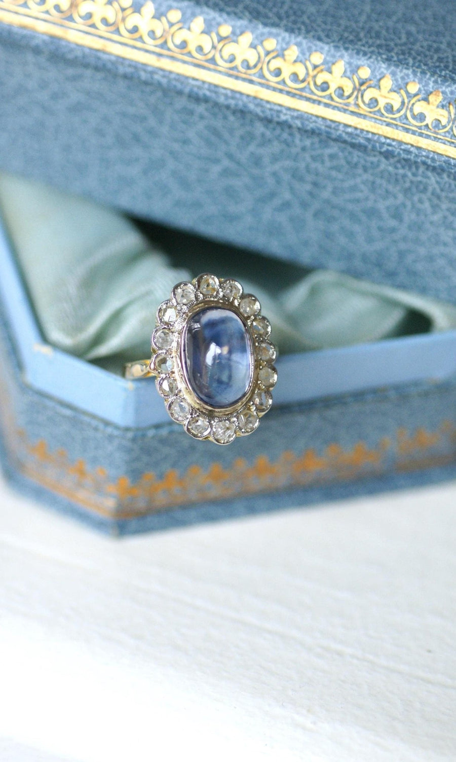 6.32 ct Ceylon Sapphire Daisy Ring with Diamonds - Galerie Pénélope