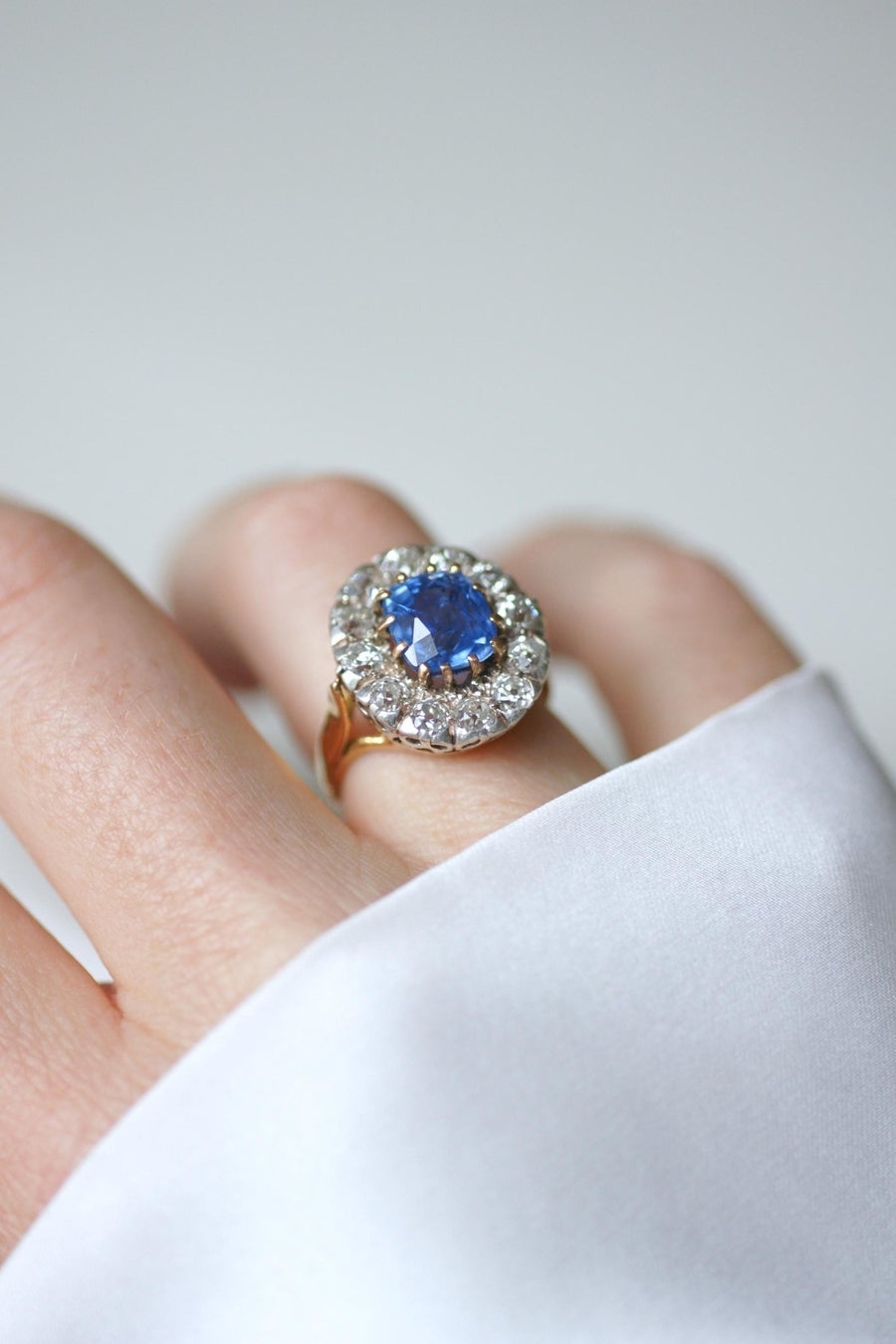 Ceylon Sapphire 4.50 Cts Daisy Ring with Diamonds - Galerie Pénélope