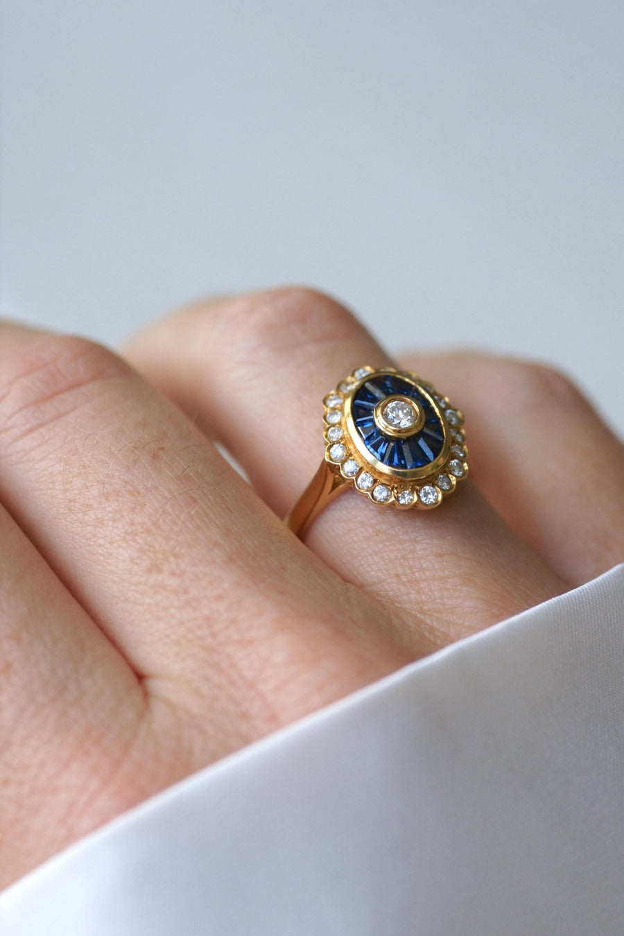 Oval Art Deco Diamonds and Sapphires Ring - Galerie Pénélope