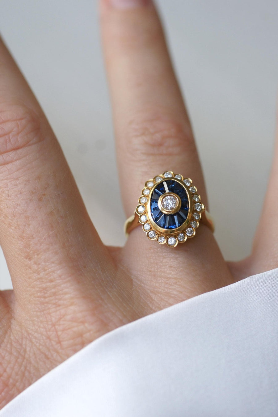 Oval Art Deco Diamonds and Sapphires Ring - Galerie Pénélope