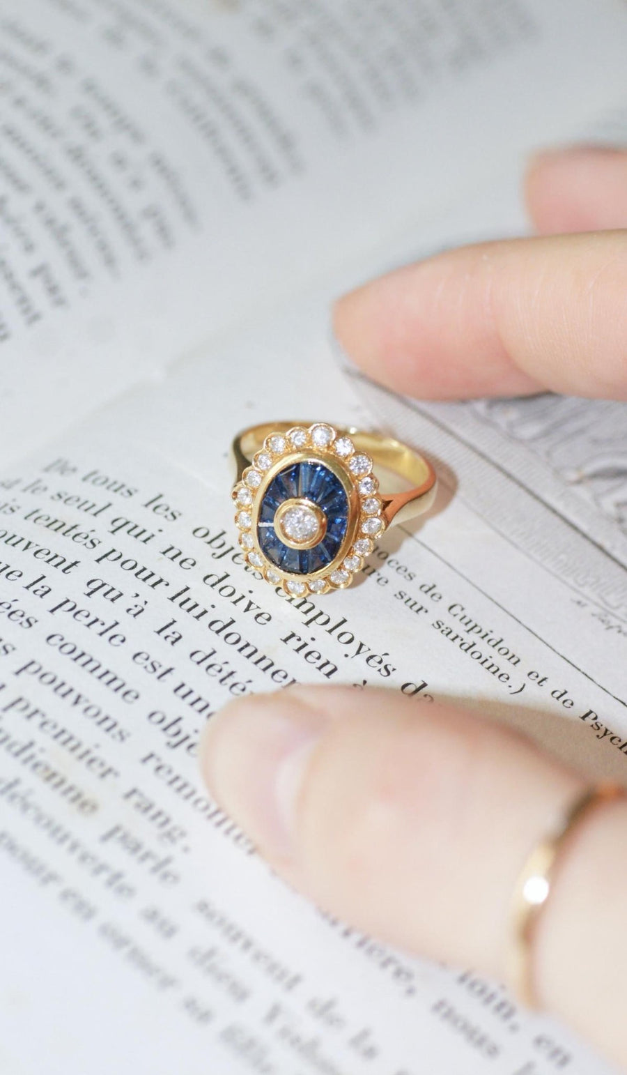 Oval Art Deco Diamonds and Sapphires Ring - Galerie Pénélope