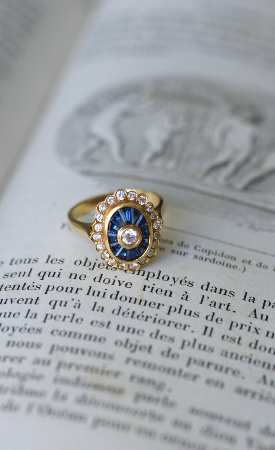 Oval Art Deco Diamonds and Sapphires Ring - Galerie Pénélope