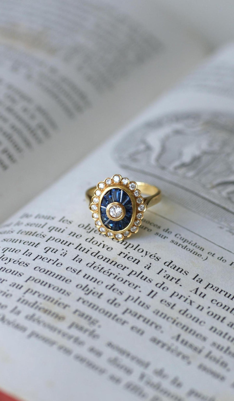 Oval Art Deco Diamonds and Sapphires Ring - Galerie Pénélope