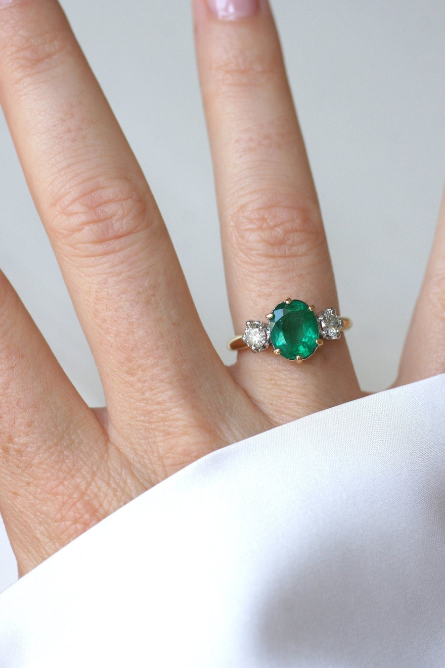 Emerald 2.20 Cts and Diamond Trilogy Ring - Galerie Pénélope
