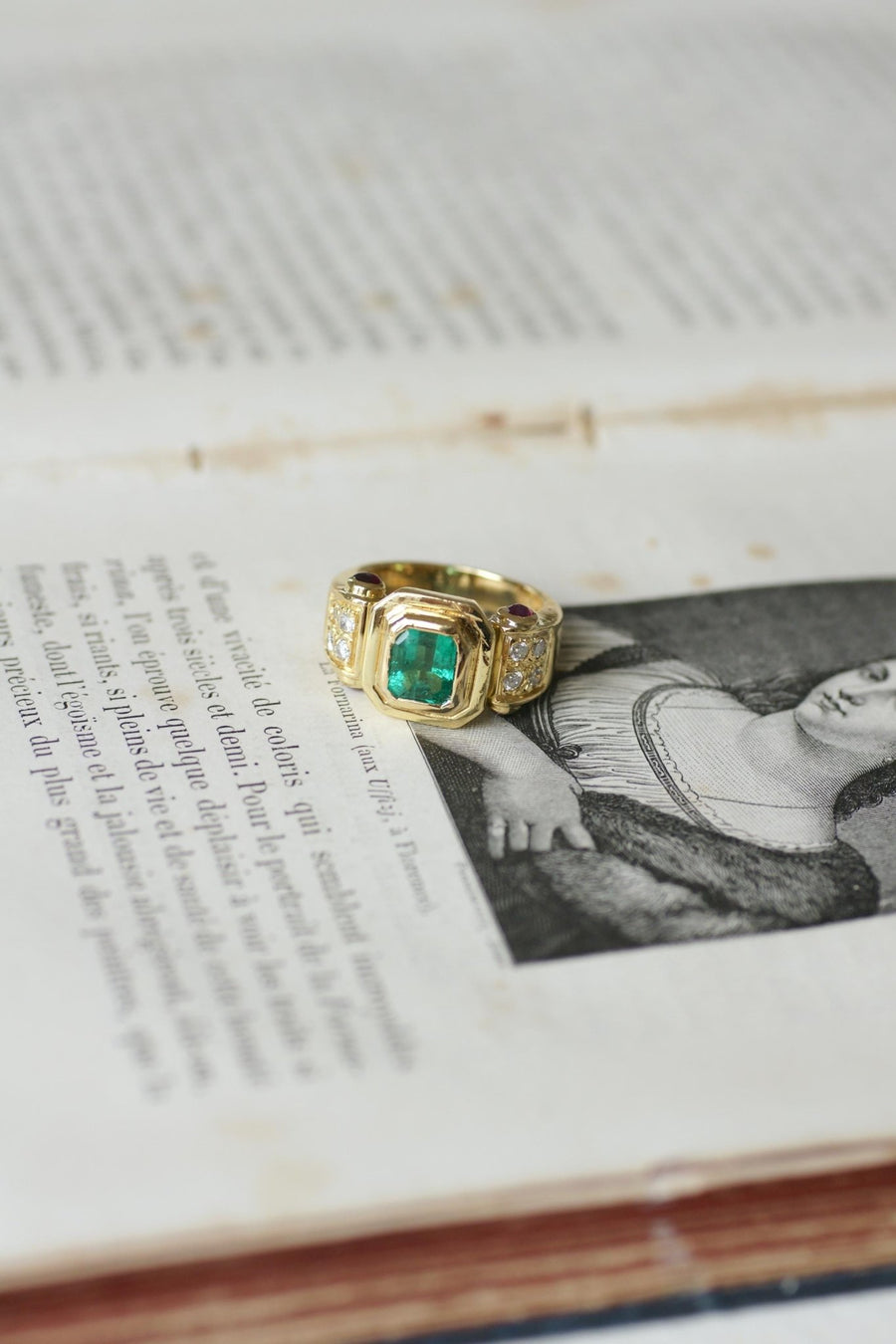 Vintage Colombian Emerald, Diamond and Ruby Ring on Yellow Gold - Galerie Pénélope