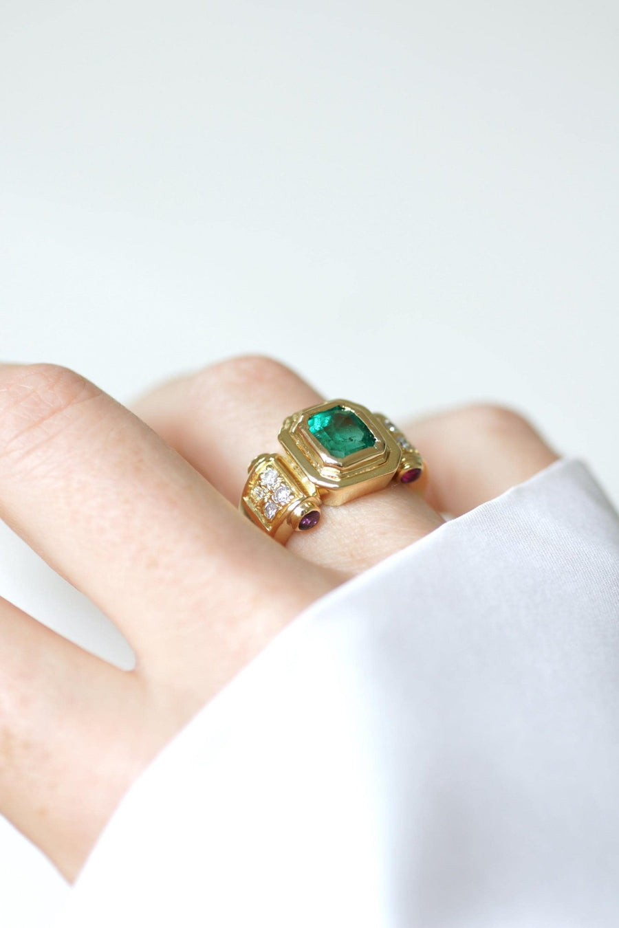 Vintage Colombian Emerald, Diamond and Ruby Ring on Yellow Gold - Galerie Pénélope