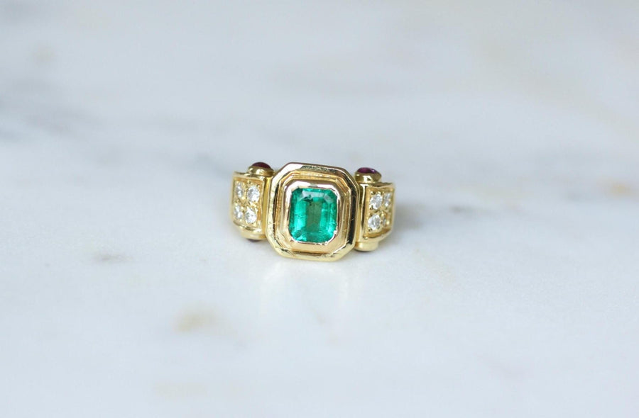 Vintage Colombian Emerald, Diamond and Ruby Ring on Yellow Gold - Galerie Pénélope