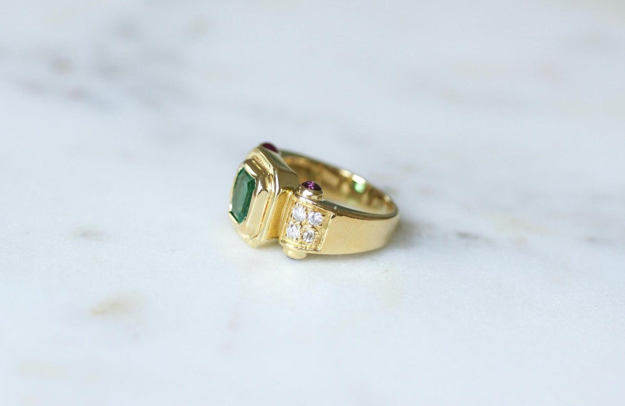 Vintage Colombian Emerald, Diamond and Ruby Ring on Yellow Gold - Galerie Pénélope