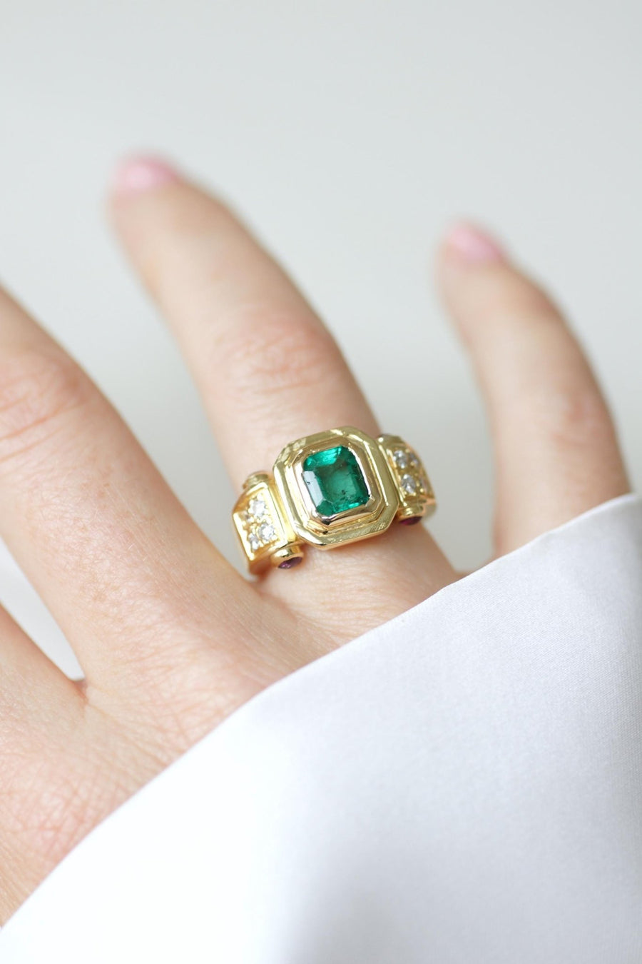 Vintage Colombian Emerald, Diamond and Ruby Ring on Yellow Gold - Galerie Pénélope