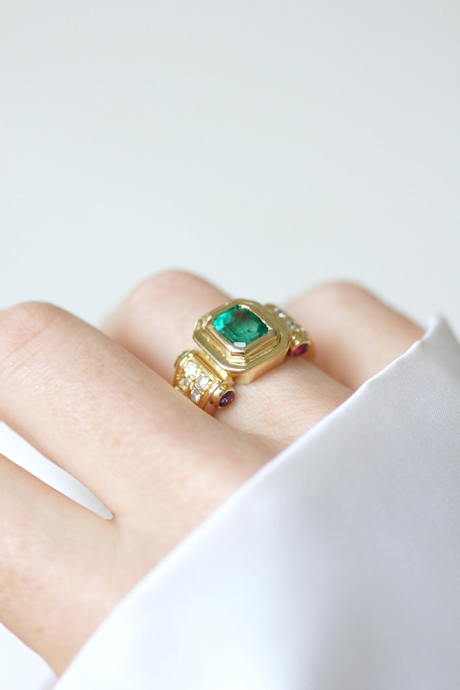 Vintage Colombian Emerald, Diamond and Ruby Ring on Yellow Gold - Galerie Pénélope