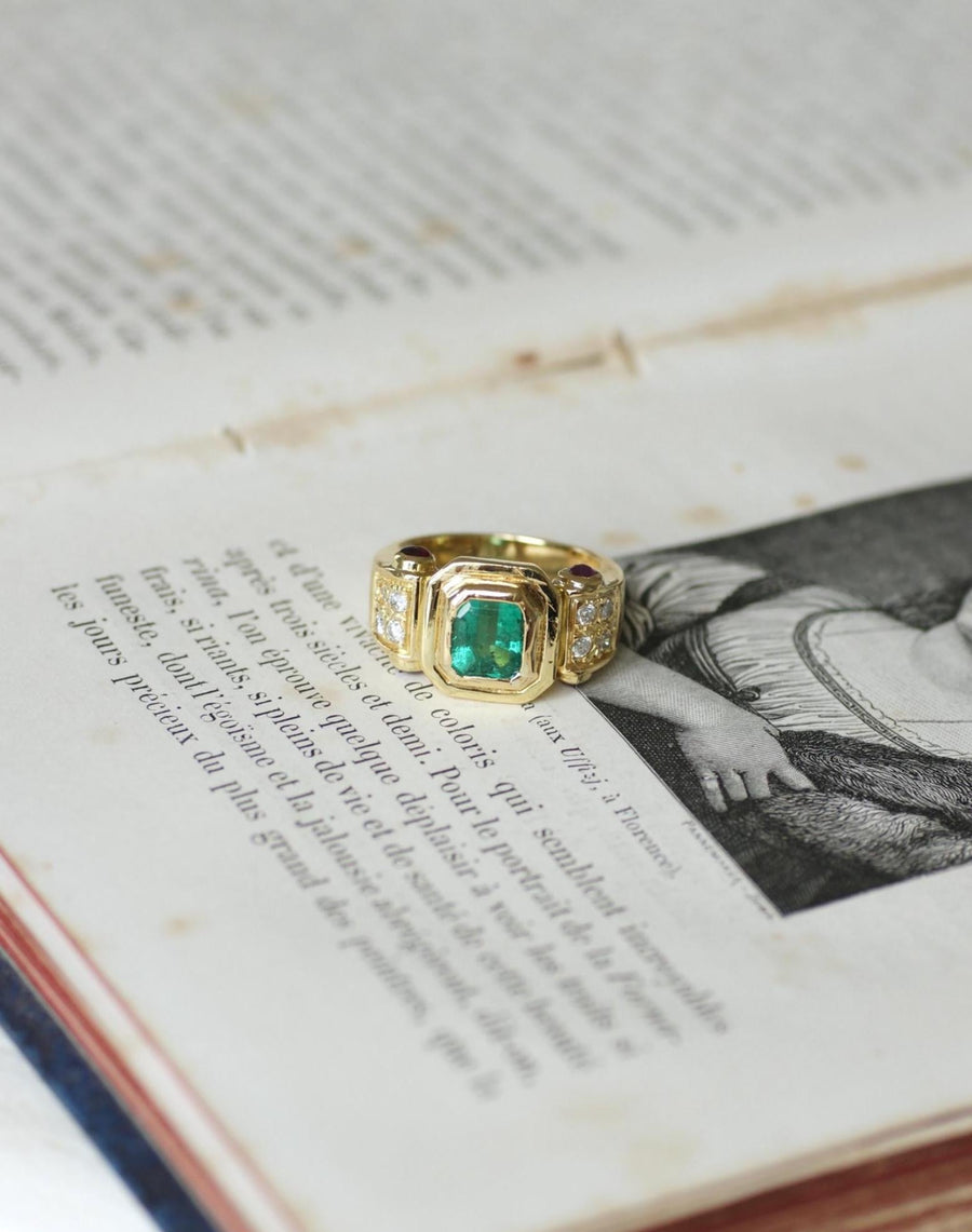 Vintage Colombian Emerald, Diamond and Ruby Ring on Yellow Gold - Galerie Pénélope