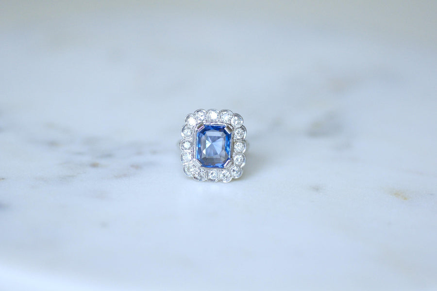 Art Deco Marguerite Ring Ceylon Sapphire 3.90 Cts and Diamonds on White Gold