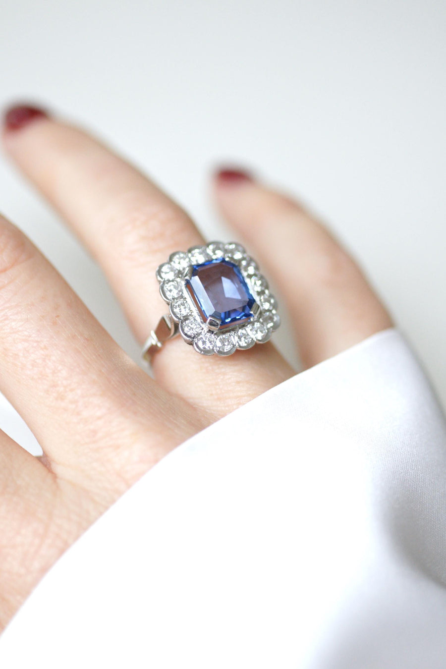 Art Deco Marguerite Ring Ceylon Sapphire 3.90 Cts and Diamonds on White Gold