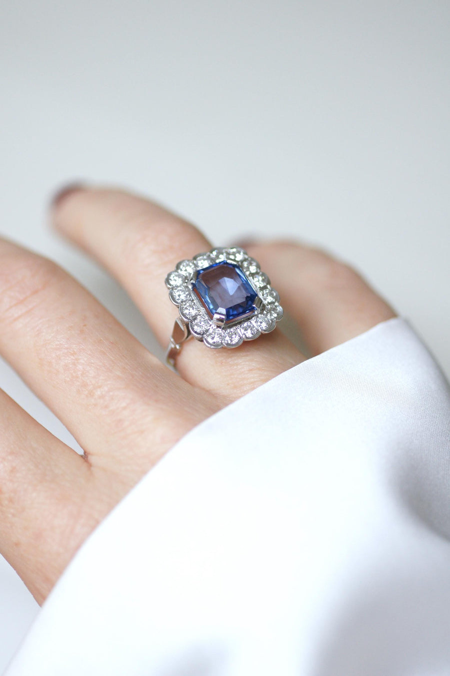Art Deco Marguerite Ring Ceylon Sapphire 3.90 Cts and Diamonds on White Gold
