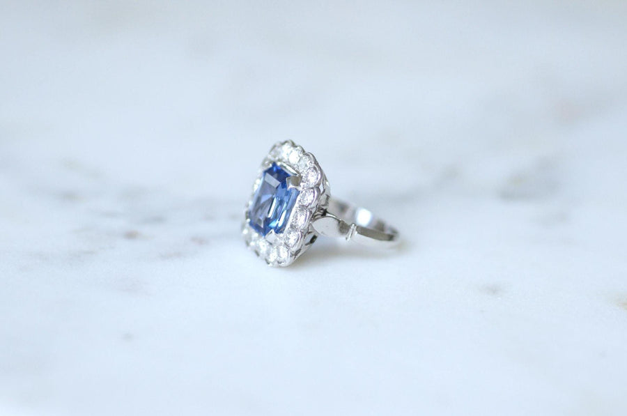 Art Deco Marguerite Ring Ceylon Sapphire 3.90 Cts and Diamonds on White Gold
