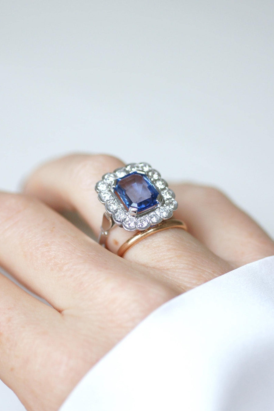 Art Deco Marguerite Ring Ceylon Sapphire 3.90 Cts and Diamonds on White Gold