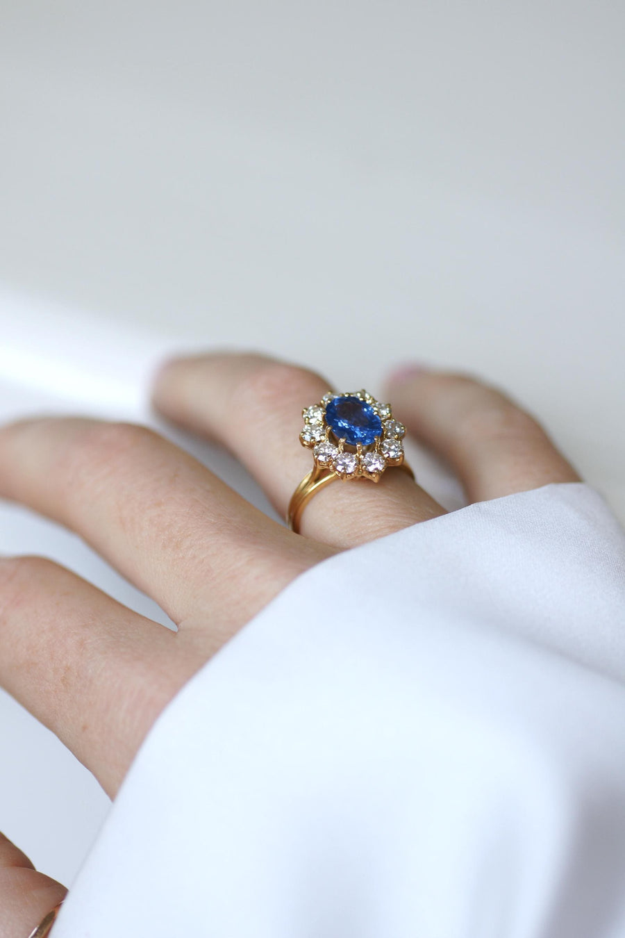 Ring Marguerite Ceylan Sapphire 1.70 Cts and Diamonds on Yellow Gold