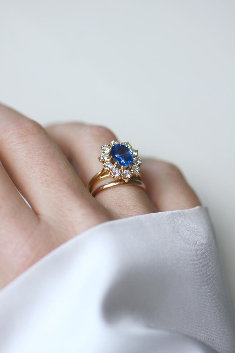 Ring Marguerite Ceylan Sapphire 1.70 Cts and Diamonds on Yellow Gold