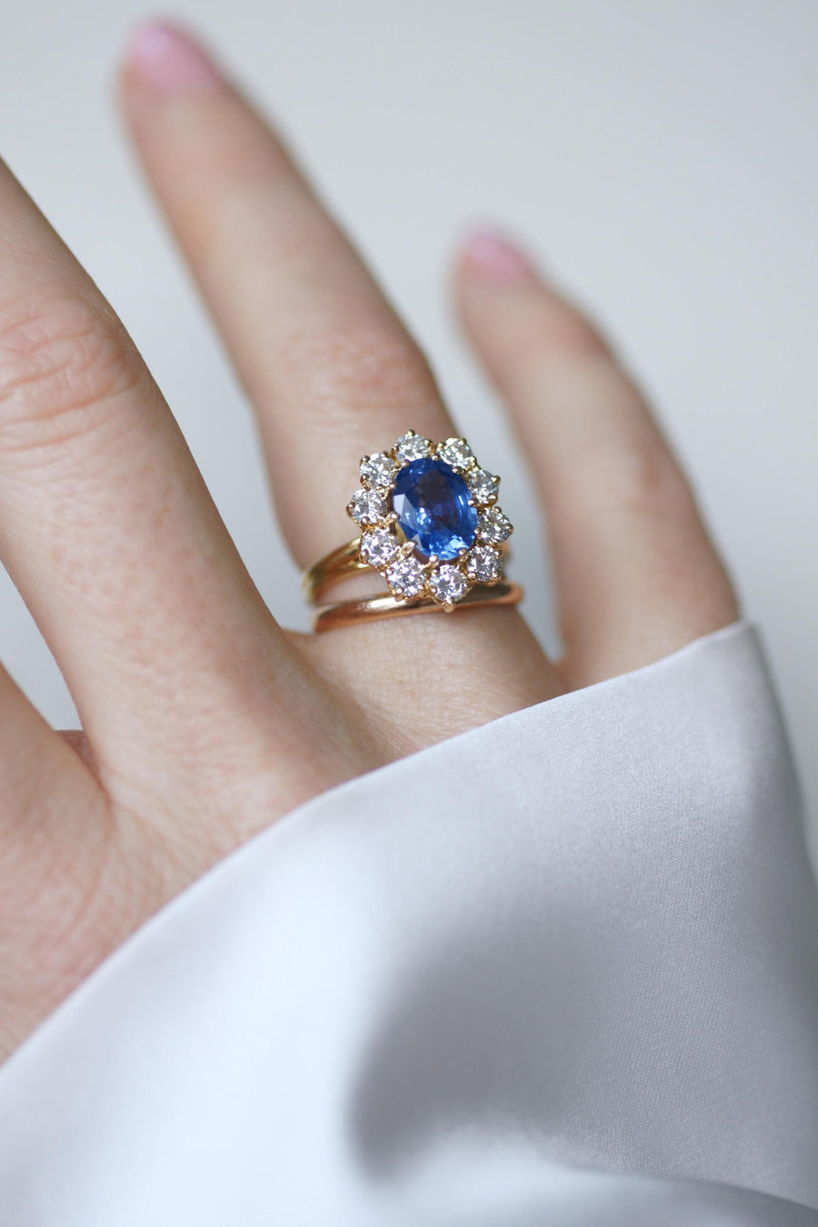 Ring Marguerite Ceylan Sapphire 1.70 Cts and Diamonds on Yellow Gold