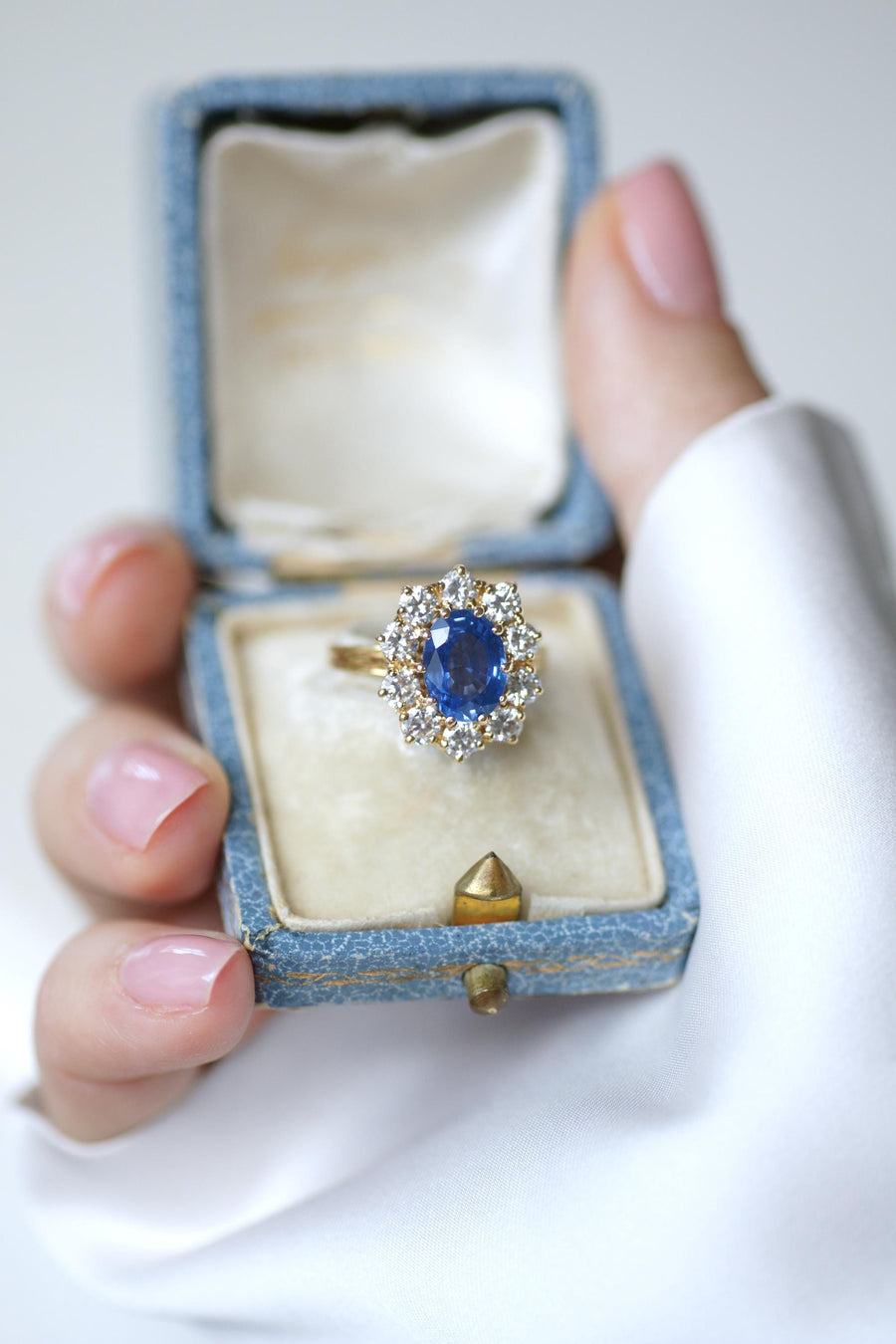 Ring Marguerite Ceylan Sapphire 1.70 Cts and Diamonds on Yellow Gold