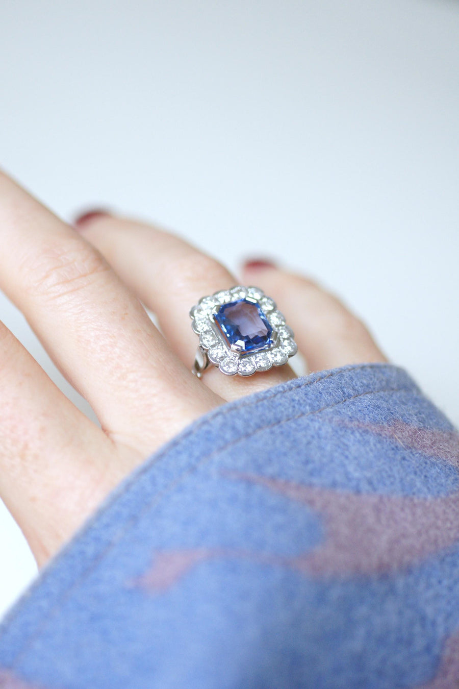 Art Deco Marguerite Ring Ceylon Sapphire 3.90 Cts and Diamonds on White Gold