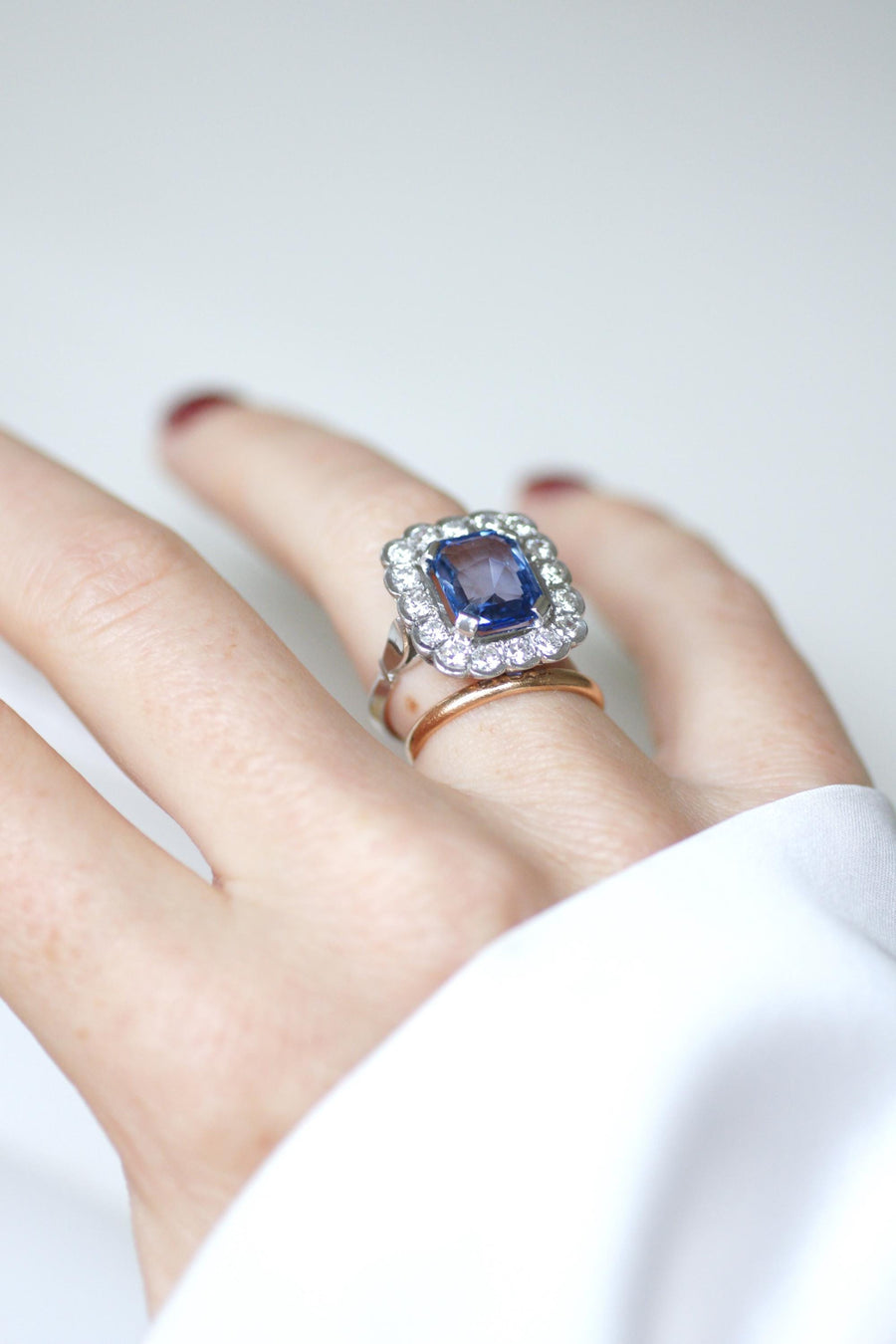 Art Deco Marguerite Ring Ceylon Sapphire 3.90 Cts and Diamonds on White Gold