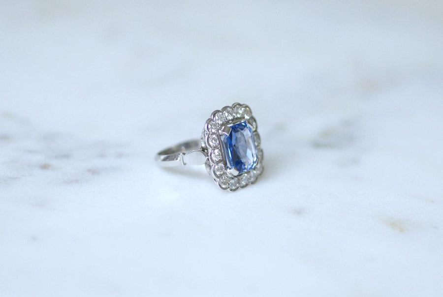 Art Deco Marguerite Ring Ceylon Sapphire 3.90 Cts and Diamonds on White Gold