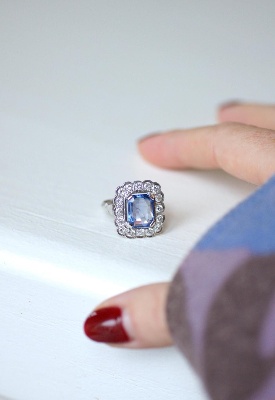 Art Deco Marguerite Ring Ceylon Sapphire 3.90 Cts and Diamonds on White Gold