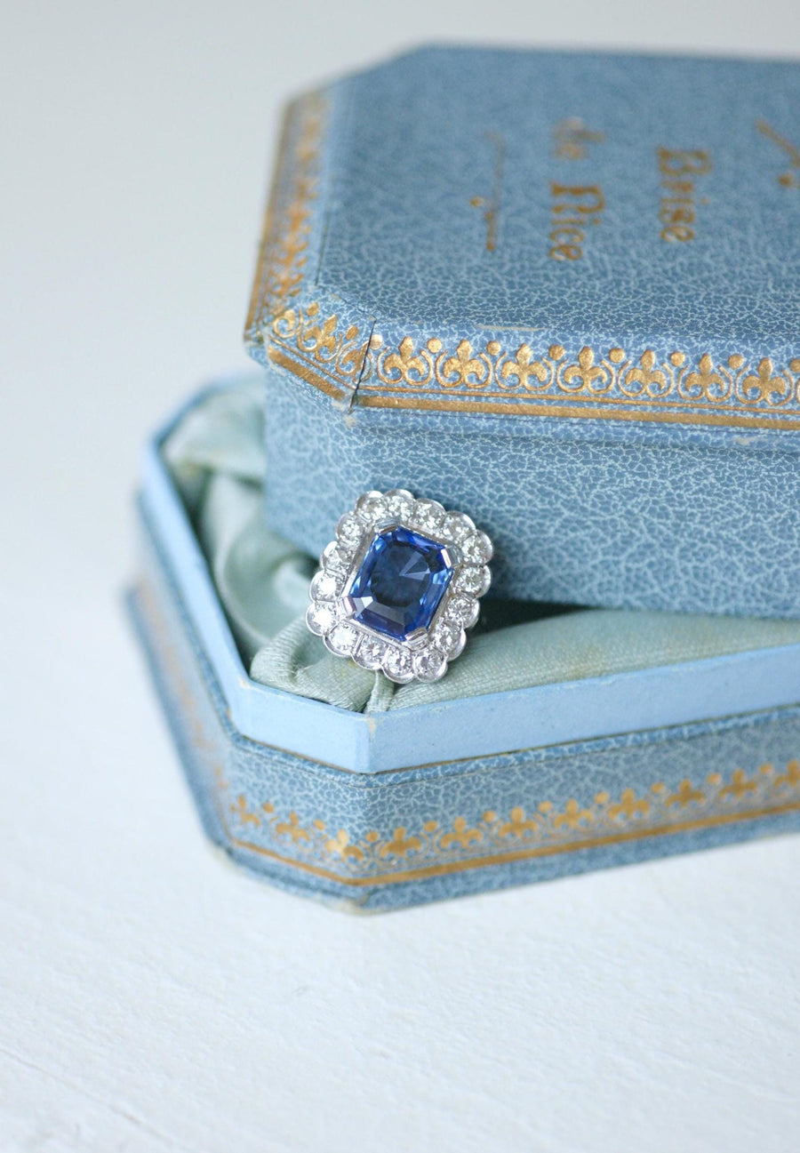 Art Deco Marguerite Ring Ceylon Sapphire 3.90 Cts and Diamonds on White Gold
