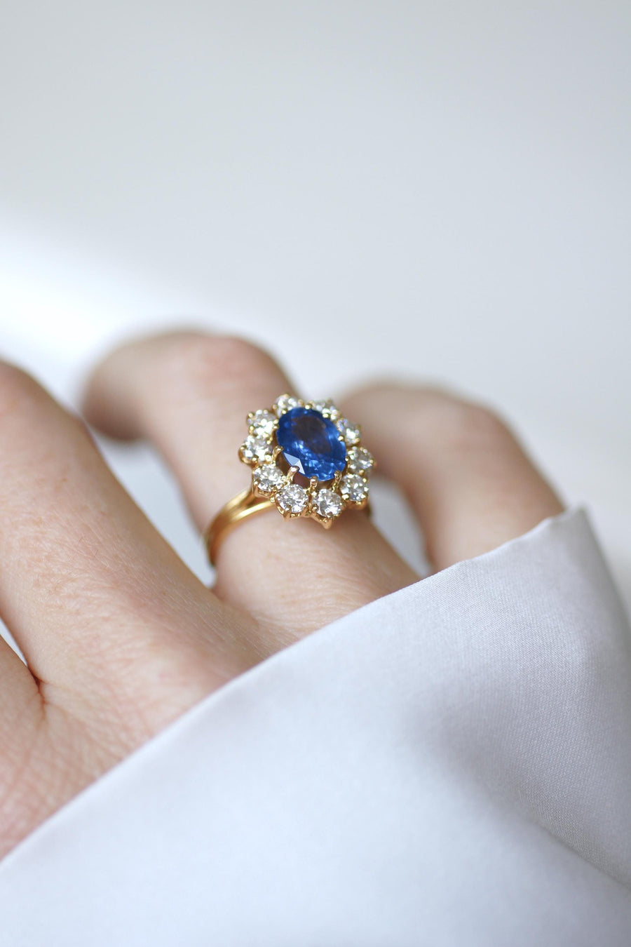 Ring Marguerite Ceylan Sapphire 1.70 Cts and Diamonds on Yellow Gold