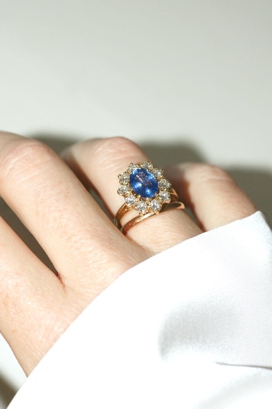 Ring Marguerite Ceylan Sapphire 1.70 Cts and Diamonds on Yellow Gold