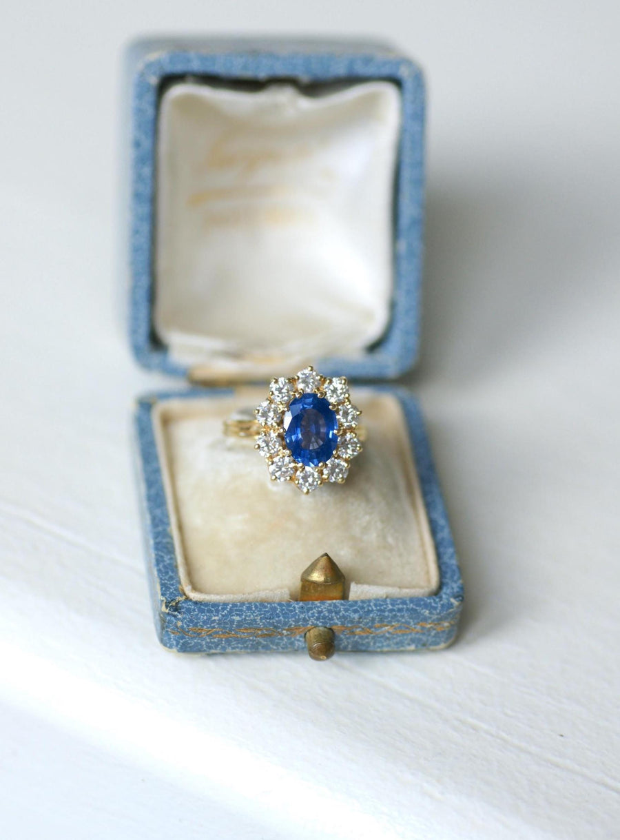 Ring Marguerite Ceylan Sapphire 1.70 Cts and Diamonds on Yellow Gold