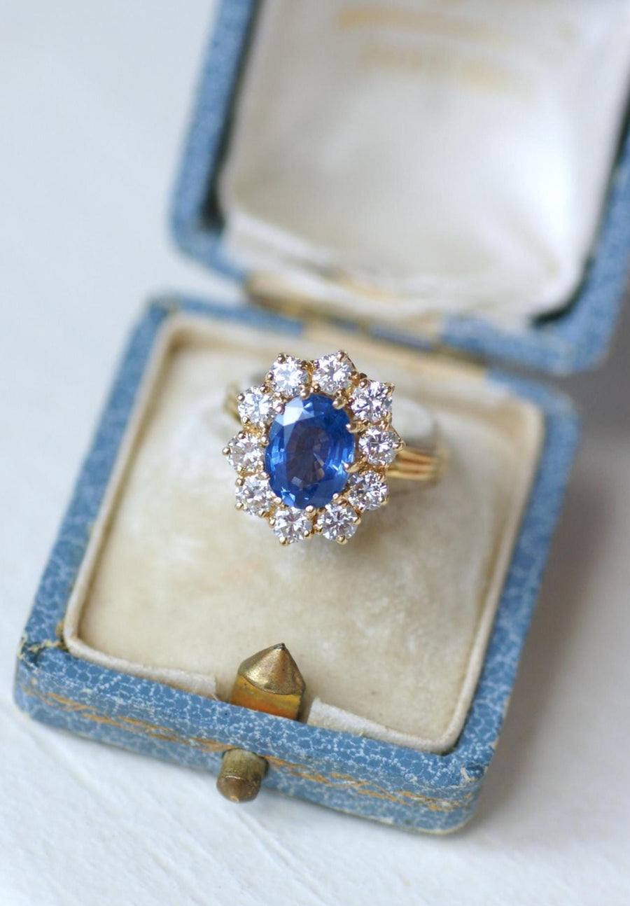 Ring Marguerite Ceylan Sapphire 1.70 Cts and Diamonds on Yellow Gold