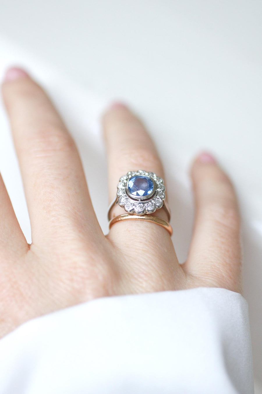 Art Deco Pompadour Ring Ceylon Sapphire 2.80 Cts and Diamonds on Platinum
