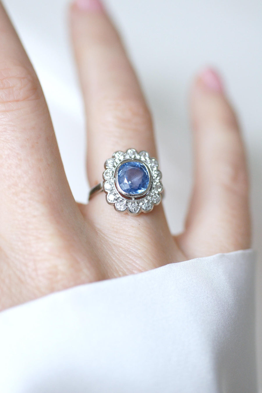 Art Deco Pompadour Ring Ceylon Sapphire 2.80 Cts and Diamonds on Platinum