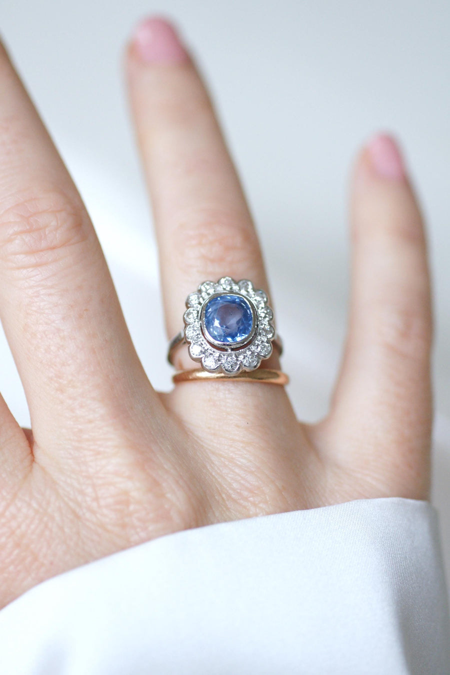 Art Deco Pompadour Ring Ceylon Sapphire 2.80 Cts and Diamonds on Platinum