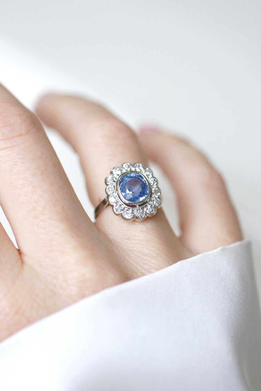 Art Deco Pompadour Ring Ceylon Sapphire 2.80 Cts and Diamonds on Platinum