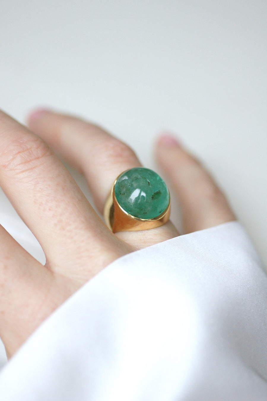 Ring Cabochon Emerald 16 Carats on Yellow Gold