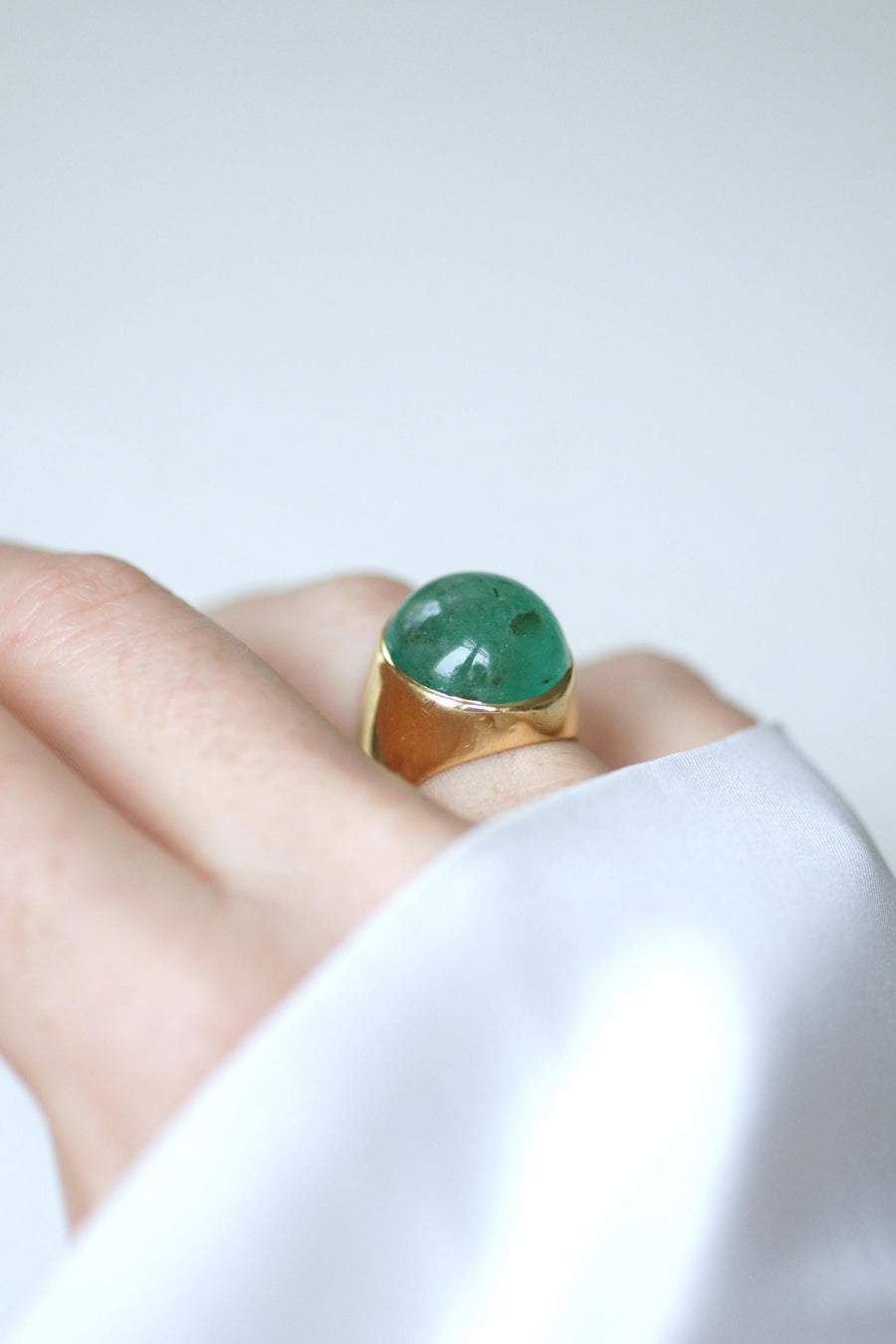 Ring Cabochon Emerald 16 Carats on Yellow Gold