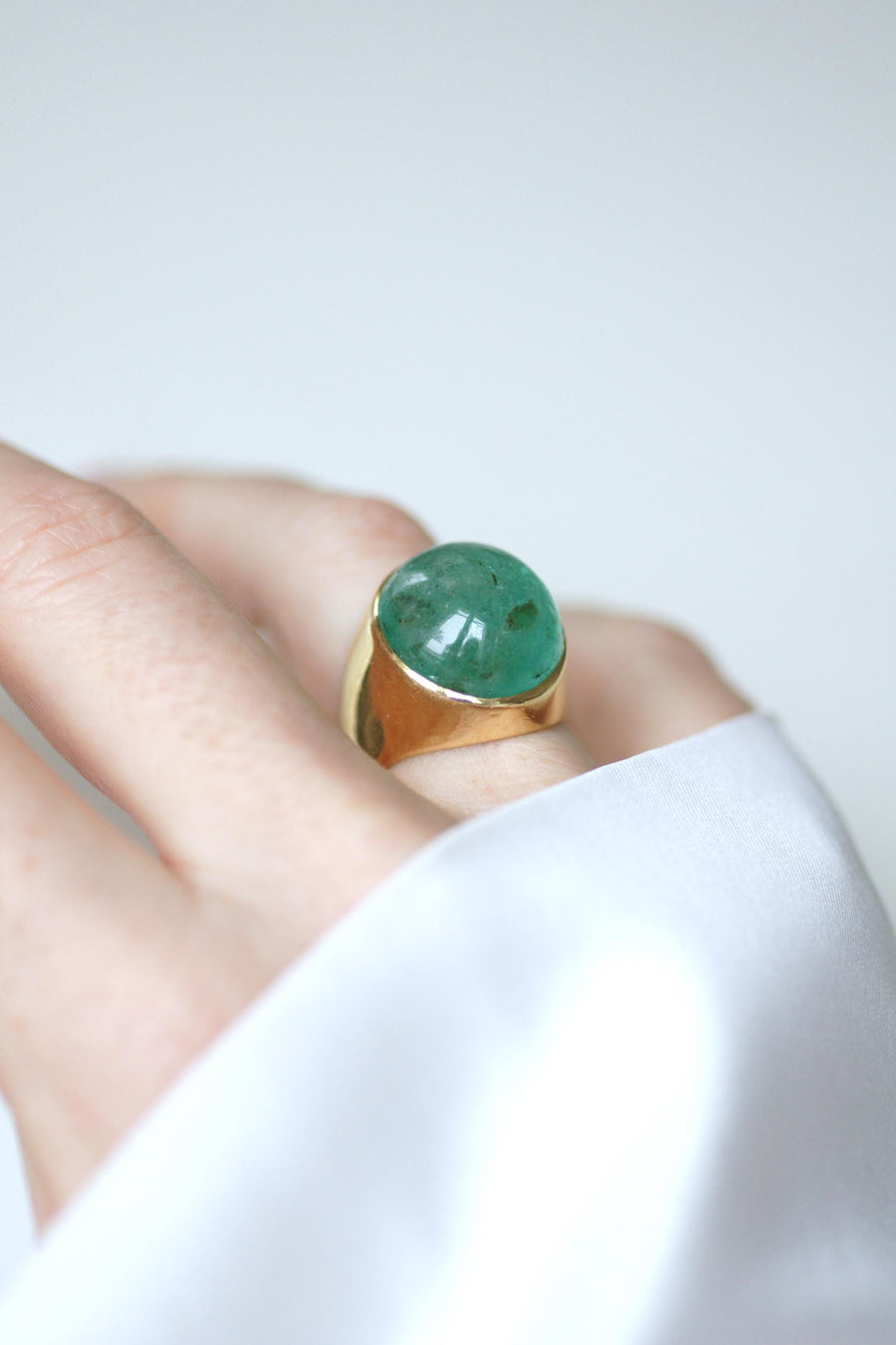 Ring Cabochon Emerald 16 Carats on Yellow Gold