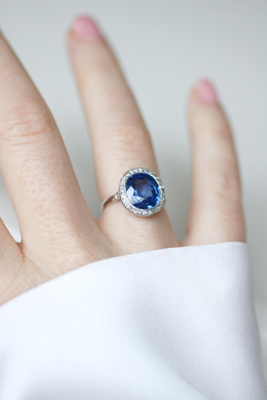 Art Deco Pompadour Ring Unheated Ceylon Sapphire 4.30 Cts and Diamonds on Platinum