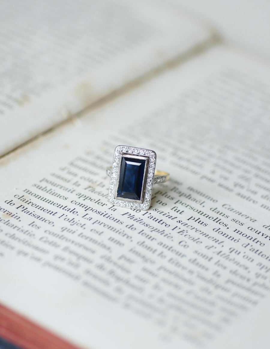 Art Deco Rectangle Ring Sapphire 4.40 Cts surrounded by Diamonds on Yellow Gold and Platinum