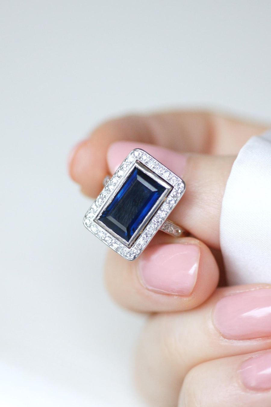 Art Deco Rectangle Ring Sapphire 4.40 Cts surrounded by Diamonds on Yellow Gold and Platinum