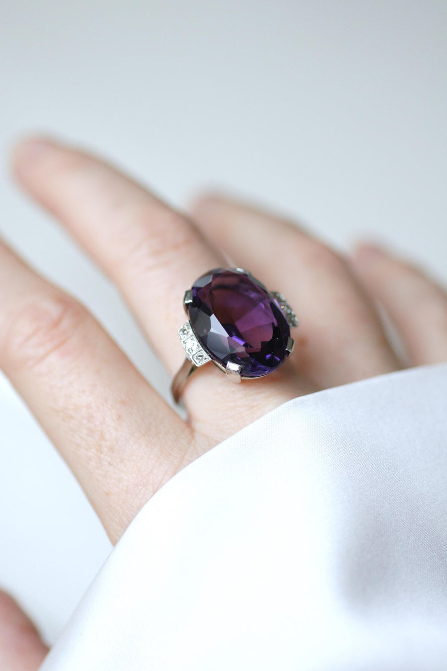 Art Deco Oval Amethyst and Diamond Ring in White Gold and Platinum