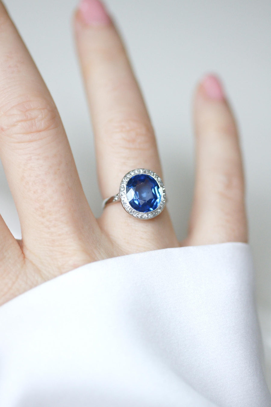 Art Deco Pompadour Ring Unheated Ceylon Sapphire 4.30 Cts and Diamonds on Platinum