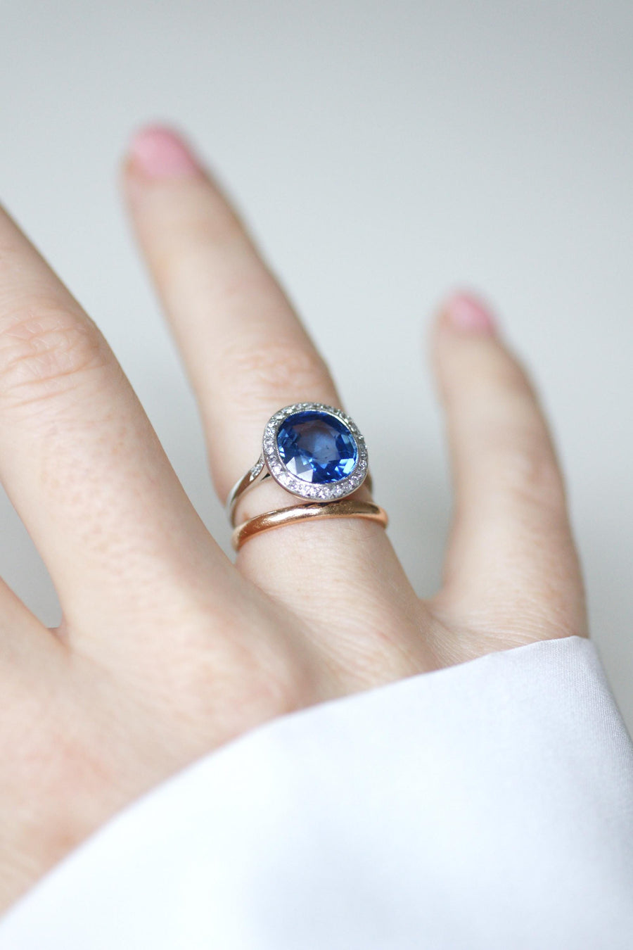 Art Deco Pompadour Ring Unheated Ceylon Sapphire 4.30 Cts and Diamonds on Platinum