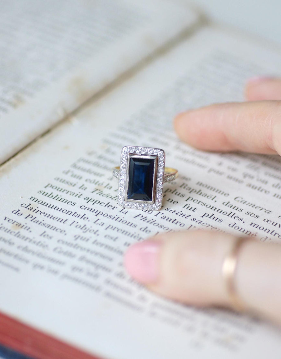 Art Deco Rectangle Ring Sapphire 4.40 Cts surrounded by Diamonds on Yellow Gold and Platinum