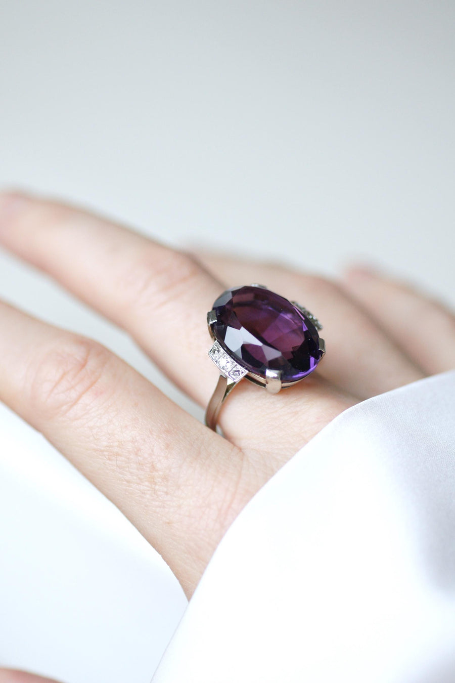 Art Deco Oval Amethyst and Diamond Ring in White Gold and Platinum